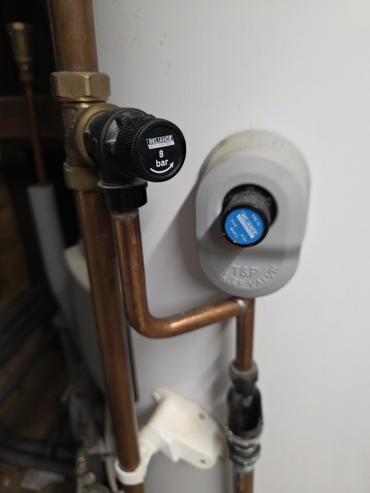Expansion relief valve and temperature and pressure relief valve on a cylinder