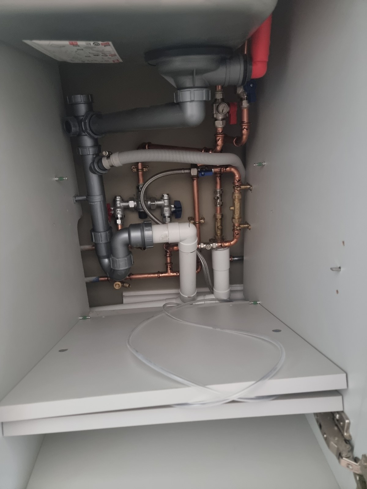 Under-sink filtration and pipework installation